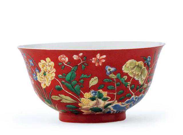 珊瑚红地洋彩九秋同庆花卉纹碗 清雍正