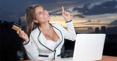 “彩虹女王”的帽子：5000顶各式各样，花朵帽最美，青丝戴到白发